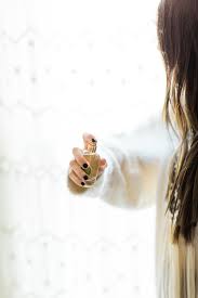 چطور ماندگاری عطرها را افزایش دهیم 5 اسپری ادکلن روی مو