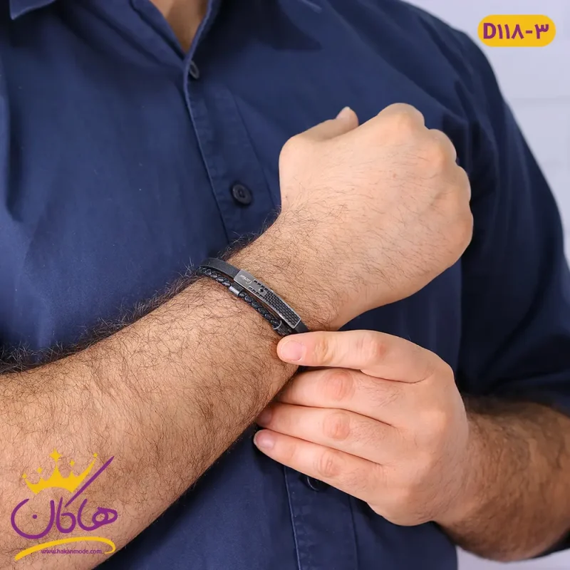 دستبند چرم دو لاین بافت کارتیر نقره ای از نمای روی دست دور
