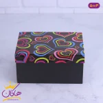جعبه هدیه مشکی قلب رنگی از نمای رو به رو