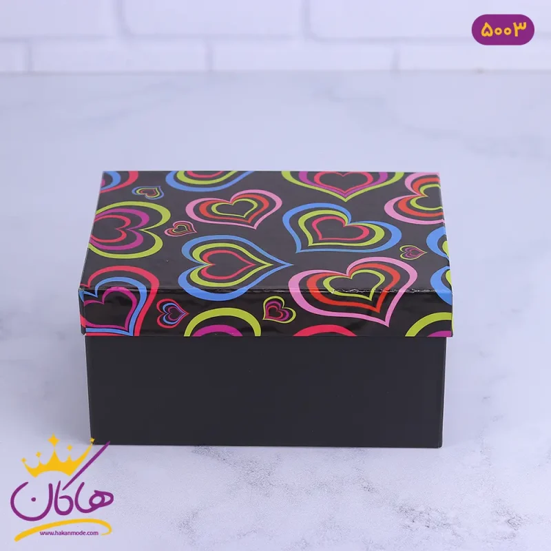 جعبه هدیه مشکی قلب رنگی از نمای رو به رو
