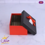 جعبه هدیه قرمز مشکی ساده از نمای در باز
