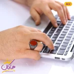 انگشتر مردانه نقره ای نگین قرمز روی دست مدل
