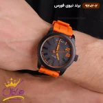 ساعت اسپرت نیوی فورس بند رابر نارنجی نمای روی دست از نزدیک