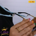 بند عینک بافت آبی روی مدل