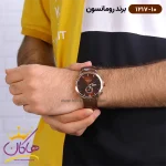 ساعت رومانسون مردانه بند چرمی 1217/10 نمای روی دست از دور