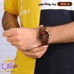 ساعت رومانسون مردانه بند چرمی 1217/8 نمای روی دست از دور
