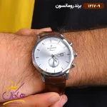 ساعت رومانسون مردانه بند چرمی 1217/9 نمای روی دست از نزدیک