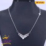 گردنبند استیل زنانه مدل بومرنگ از نمای نزدیک