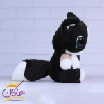 عروسک گربه چشم درشت از نمای کنار