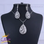 نیم ست استیل زنانه طرح اشک نگین‌ دار از نمای نزدیک