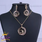 یم ست استیل زنانه طلایی طرح حلزون نگین دار از نمای نزدیک