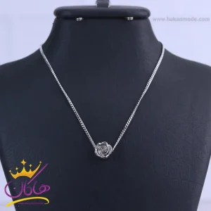 گردنبند استیل زنانه نقره‌ ای با پلاک گل رز از نمای نزدیک