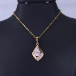 گردنبند استیل زنانه آویز لوزی نگین اشکی طلایی نمای نزدیک