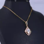 گردنبند استیل زنانه آویز لوزی نگین اشکی طلایی نمای کناری