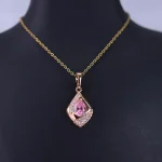 گردنبند استیل زنانه آویز لوزی نگین اشکی صورتی نمای نزدیک