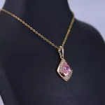 گردنبند استیل زنانه آویز لوزی نگین اشکی صورتی نمای کناری