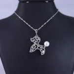 نمای نزدیک گردنبند استیل زنانه آویز توله سگ نقره ای
