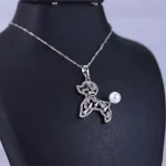 نمای کناری گردنبند استیل زنانه آویز توله سگ نقره ای