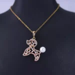 نمای نزدیک گردنبند استیل زنانه آویز توله سگ طلایی