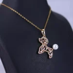 نمای کنار گردنبند استیل زنانه آویز توله سگ طلایی