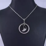 گردنبند استیل زنانه شیک با آویز ماه نمای نزدیک