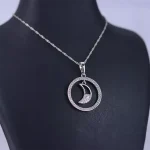 گردنبند استیل زنانه شیک با آویز ماه نمای کناری