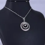 نمای کناری گردنبند استیل زنانه طرح دایره نگین دار