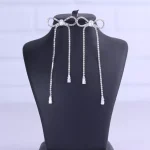 گوشواره زنانه نقره ای نگینی طرح پاپیون رنگ ثابت