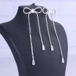 گوشواره زنانه نقره ای نگینی طرح پاپیون اصل