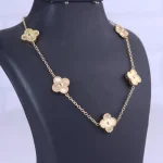 گردنبند استیل زنانه طلایی ونکلیف 5 گل تراشکاری رنگ ثابت